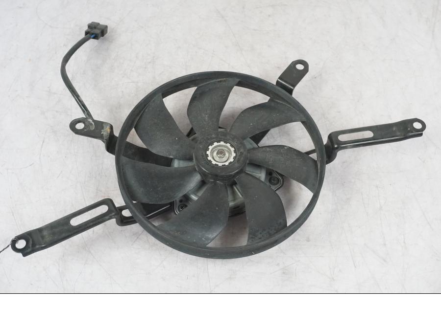 Framsidan på Vattenkylfläkt från en Yamaha MT-09 -2016 motorcykel.