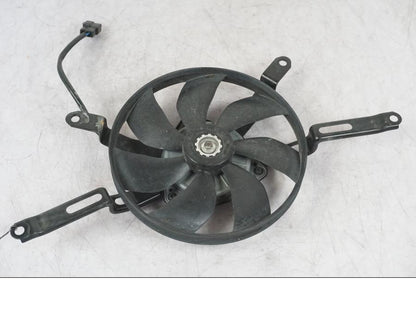 Framsidan på Vattenkylfläkt från en Yamaha MT-09 -2016 motorcykel.