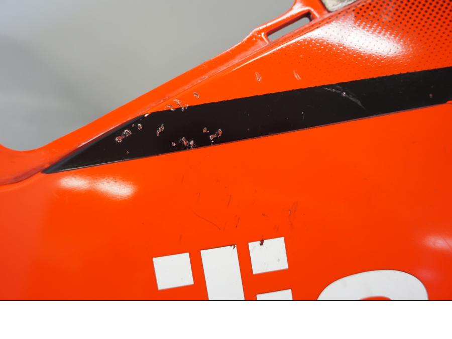 Snett uppifrån på Magkåpa från en Aprilia RSV 1000 -2002 motorcykel.