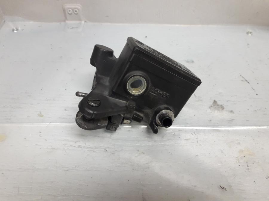 Framsidan på Bromshuvudcylinder från en Yamaha FZ-6 -2004 motorcykel.
