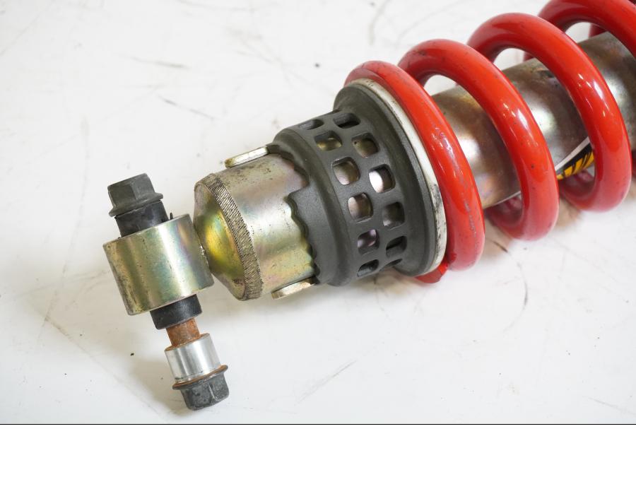 Baksidan på Stötdämpare från en Yamaha FZ-S 600 -2001 motorcykel.