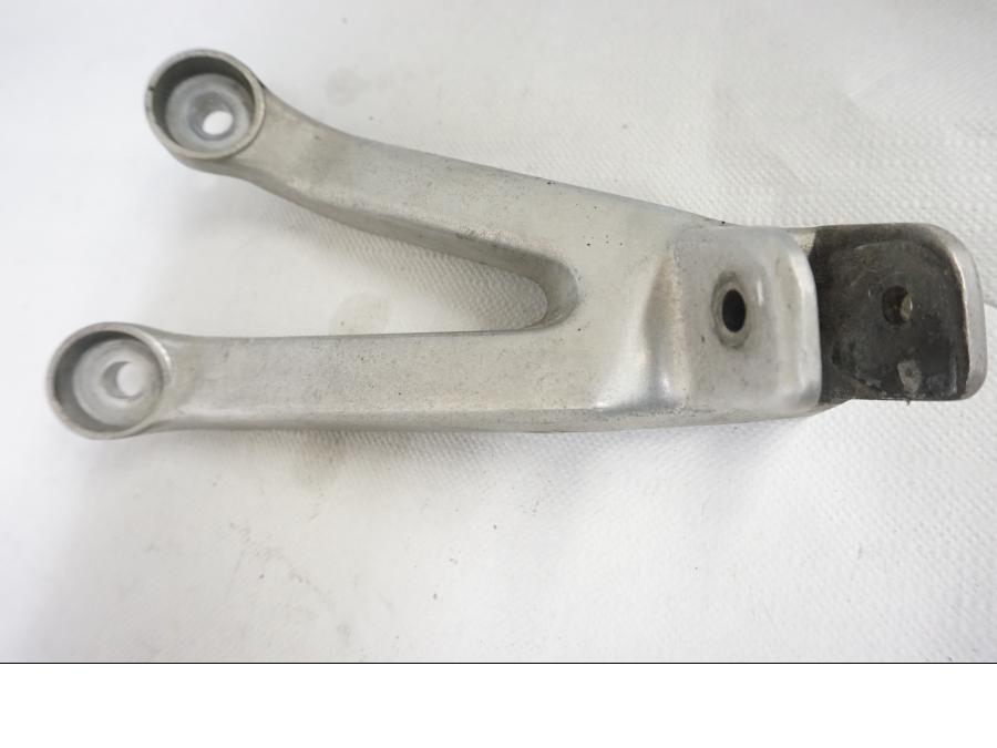 Framsidan på Fotpinnefäste från en Honda CBR 900 RR -1997 motorcykel.