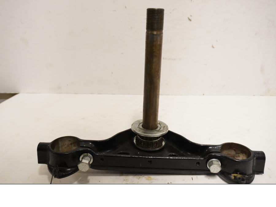 Framsidan på Gaffelkrona från en H-D Touring Road King FLHR/I -2006 motorcykel.