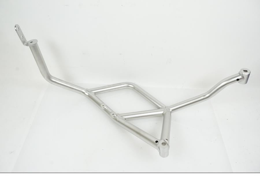 Baksidan på Motorskyddsbåge från en Ducati Desert X -2023 motorcykel.