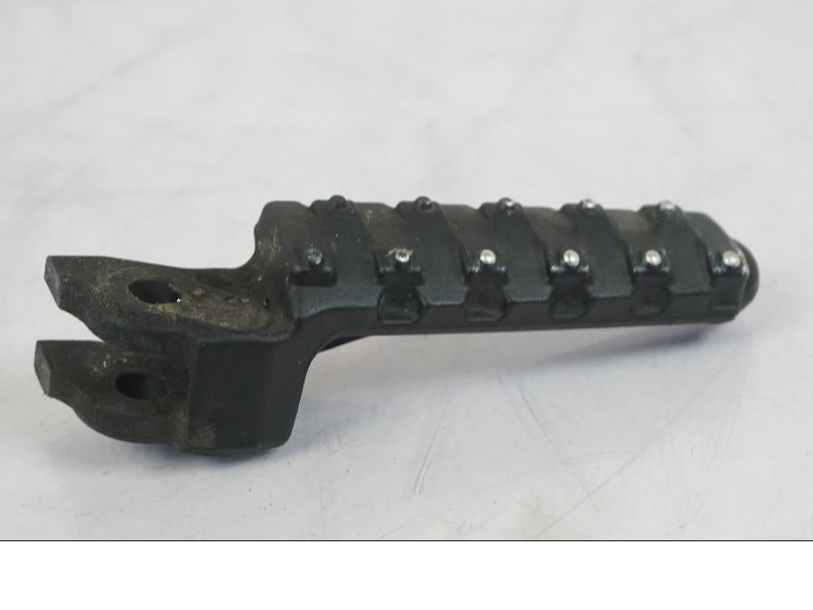 Baksidan på Fotpinne från en KTM 1290 Super Duke R -2018 motorcykel.