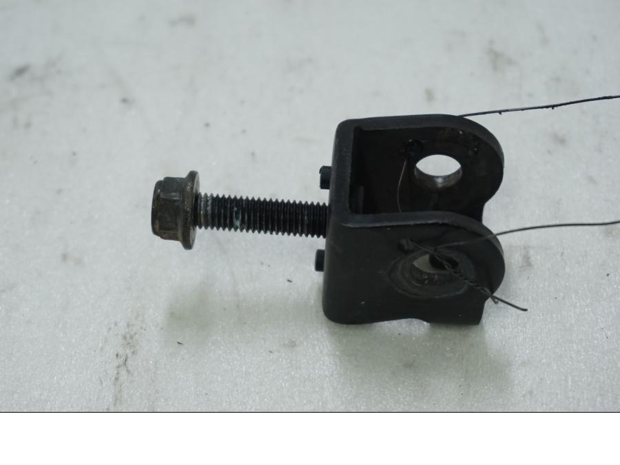 Framsidan på Fotpinnefäste från en Triumph Thunderbird 900 -2000 motorcykel.