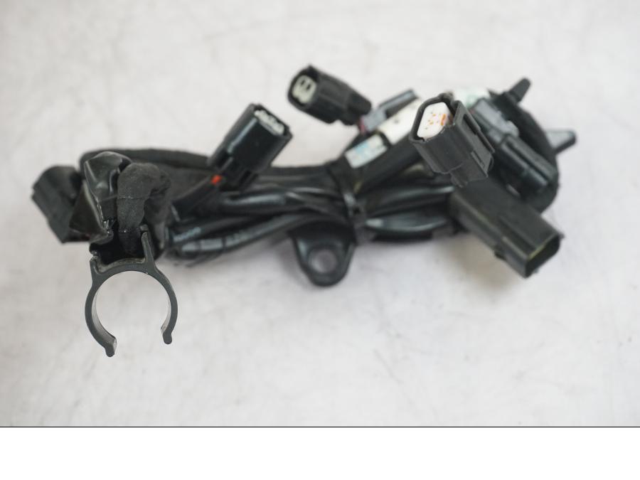 Snett nerifrån på Kablage från en KTM 1290 Super Duke R -2022 motorcykel.