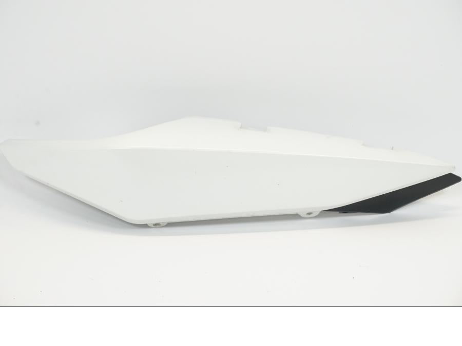 Framsidan på Bakvinge från en Yamaha XJ 6 -2011 motorcykel.