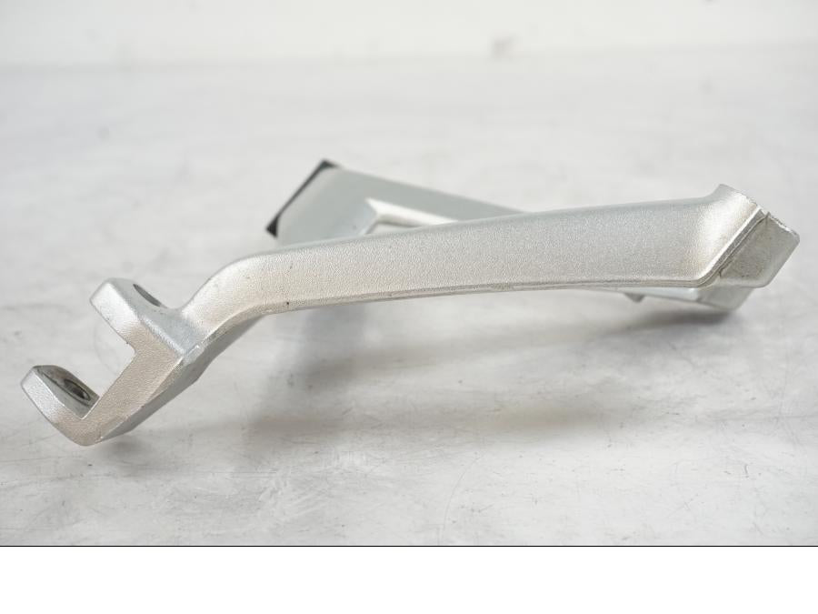 Baksidan på Fotpinnefäste från en BMW R 1250 GS -2021 motorcykel.