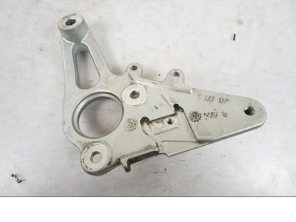 Vänster sida på Fotpinnefäste från en BMW R 850 R -2004 motorcykel.