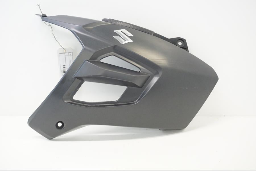 Framsidan på Bensintankskåpa från en Suzuki DL 1000 -2016 motorcykel.