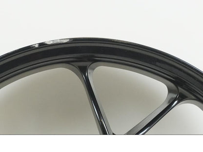 Baksidan på Fälg från en KTM 1290 Super Duke -2018 motorcykel.