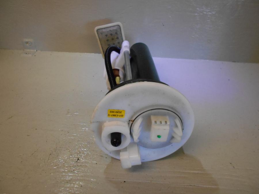 Baksidan på Bensinpump insprut från en Yamaha YZF-R 125 -2012 motorcykel.