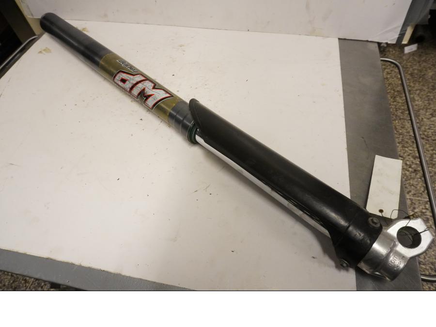 Framsidan på Gaffelben från en KTM 625 SC SM -2002 motorcykel.