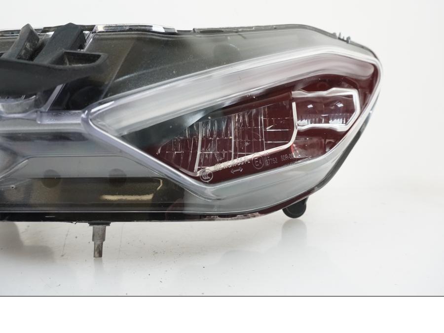 Höger sida på Strålkastare från en Ducati Multistrada 1158 V4 -2021 motorcykel.