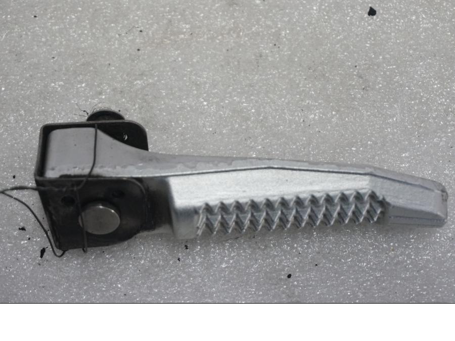 Baksidan på Fotpinne från en BMW K 1300 R -2011 motorcykel.