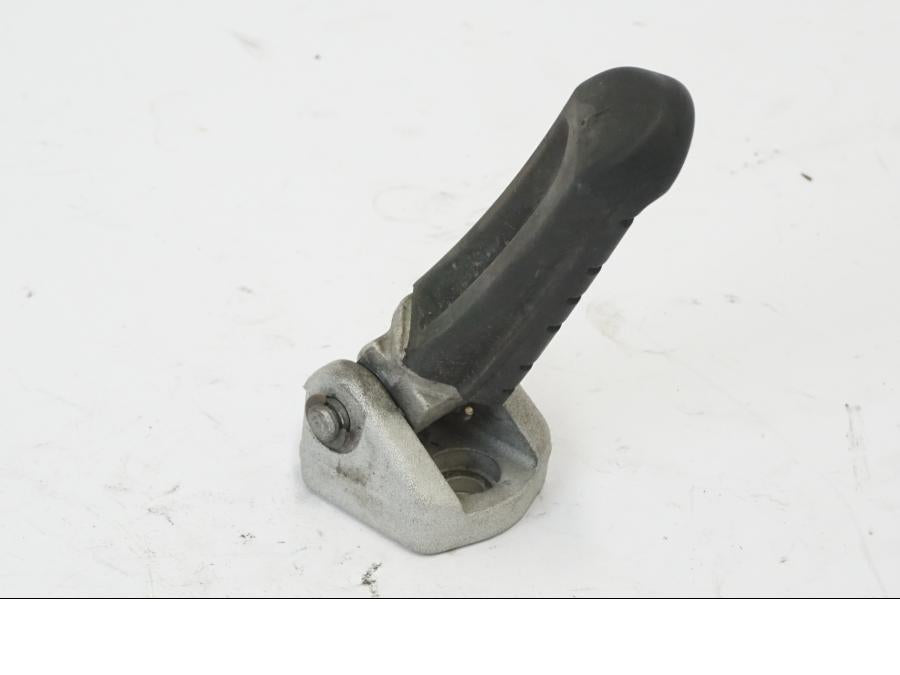 Snett uppifrån på Fotpinne från en KTM 690 Duke -2016 motorcykel.