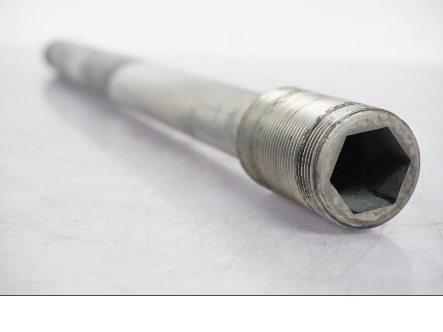 Baksidan på Axel från en Suzuki GSX-R 1000 -2008 motorcykel.