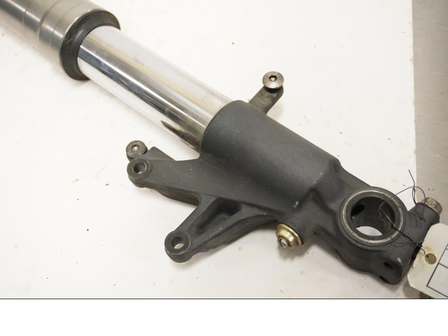 Baksidan på Gaffelben från en Honda CBR 900 RR -2000 motorcykel.