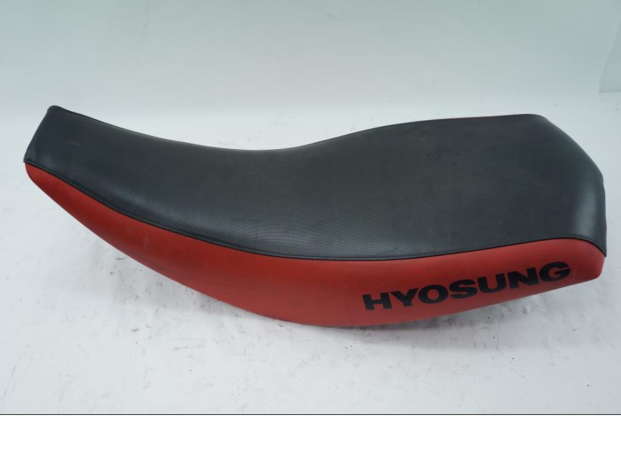 Framsidan på Sadel från en Hyosung TE 450 -2008 motorcykel.