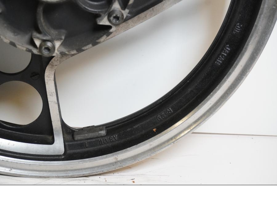 Vänster sida på Fälg från en Yamaha XJ 900 -1983 motorcykel.