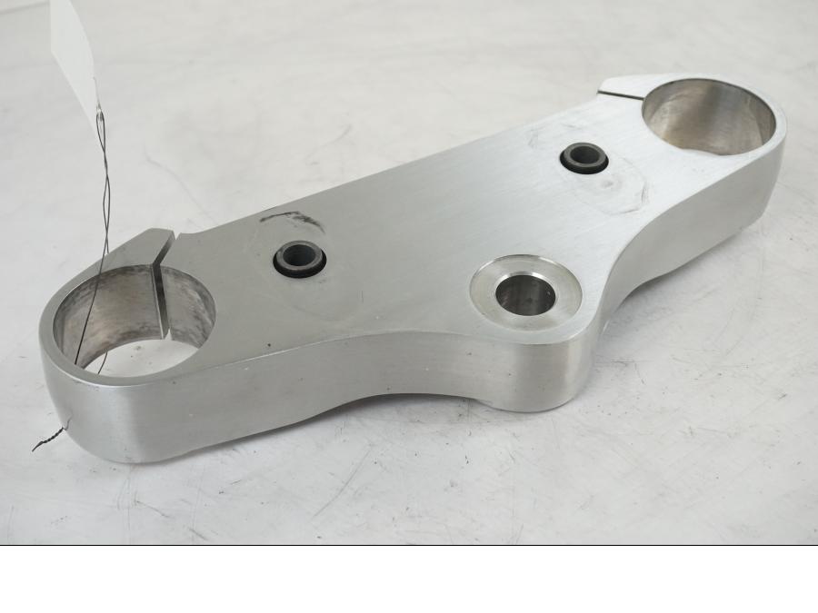 Snett uppifrån på Gaffelkrona från en Suzuki VZR 1800 -2009 motorcykel.