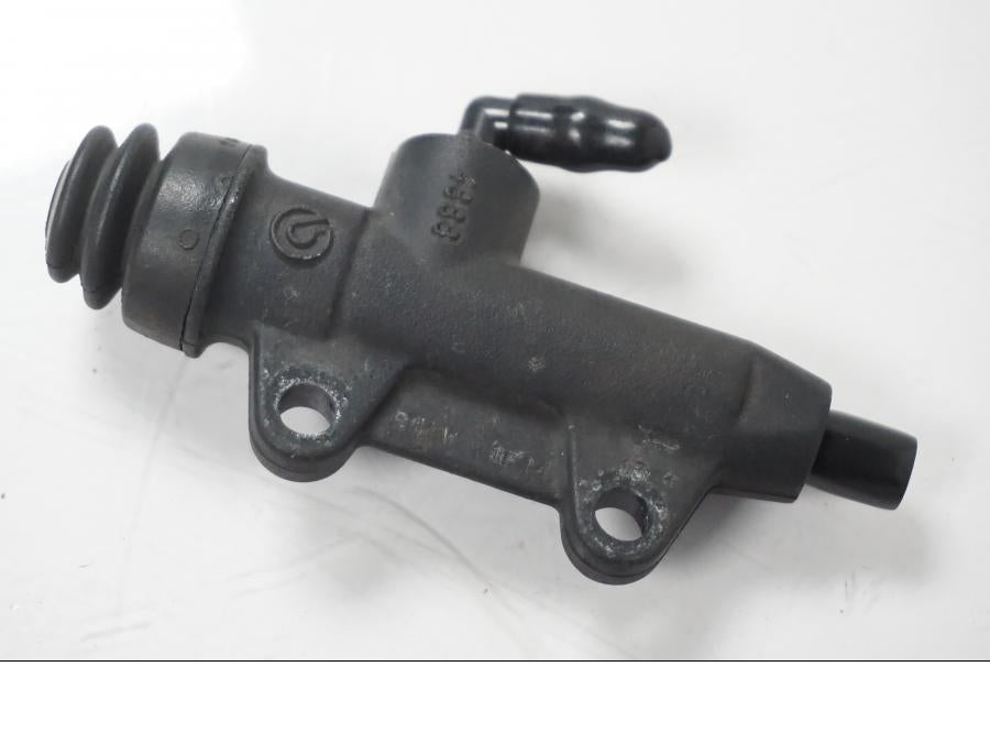 Snett nerifrån på Bromshuvudcylinder från en BMW F 650 CS -2002 motorcykel.