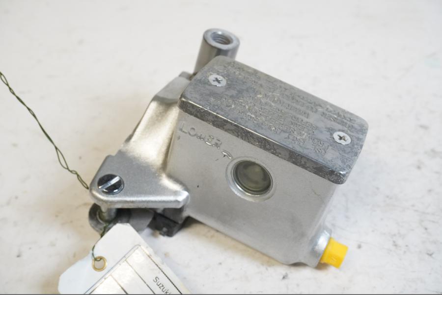 Framsidan på Bromshuvudcylinder från en Suzuki VL 800 -2003 motorcykel.