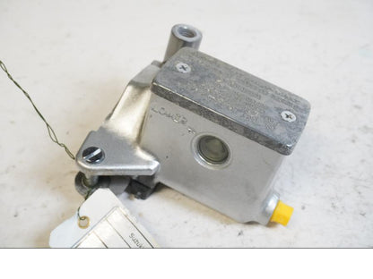 Framsidan på Bromshuvudcylinder från en Suzuki VL 800 -2003 motorcykel.