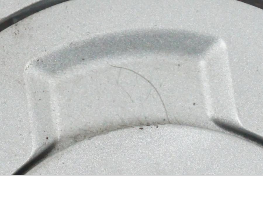 Snett uppifrån på <p>Låssats från BMW R 1200 GS 2006.</p>

<p>1st nyckel, plastnyckel, tändningslås, sadellås och tanklock.</p>

<p>Repor finns på tanklocket se bild.</p> motorcykel.