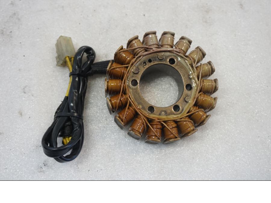 Baksidan på Generator från en Ducati Monster 796 -2013 motorcykel.