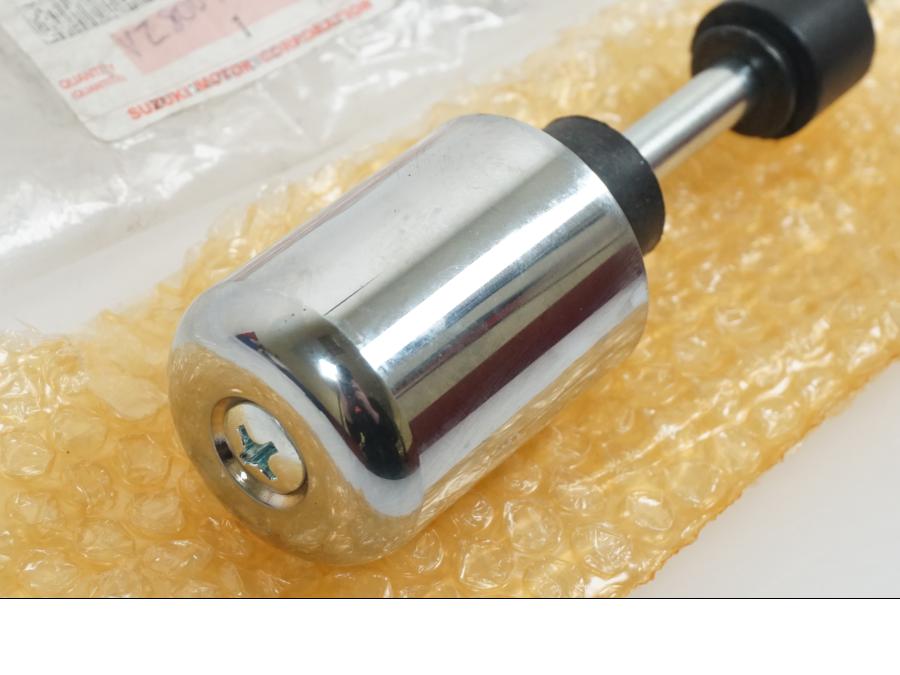 Höger sida på Styrvikt från en Suzuki VZ 800 -2016 motorcykel.