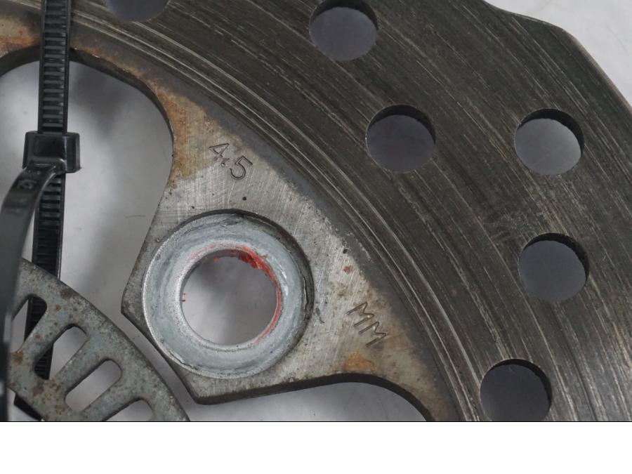 Vänster sida på Bromsskiva från en Kawasaki ER-6N ABS -2010 motorcykel.