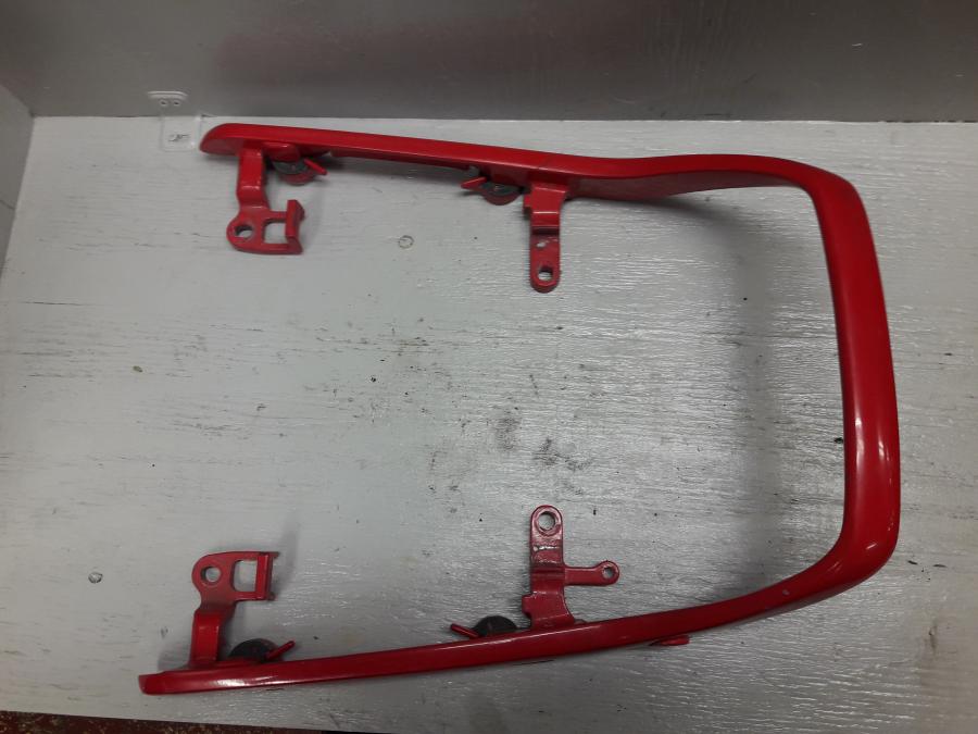 Framsidan på Passagerarhandtag från en Honda CBR 1000 F -1999 motorcykel.