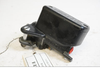 Framsidan på Bromshuvudcylinder från en Honda VFR 800 -1999 motorcykel.