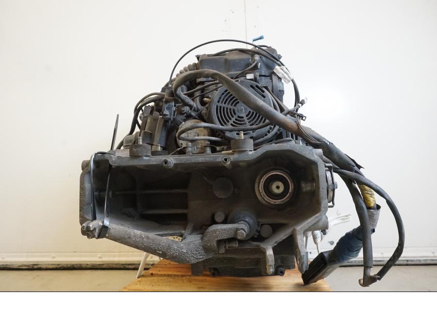 Vänster sida på Motor från en BMW K 1100 LT -1999 motorcykel.