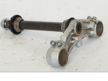 Snett nerifrån på Gaffelkrona från en Kawasaki ZR-7 -2001 motorcykel.