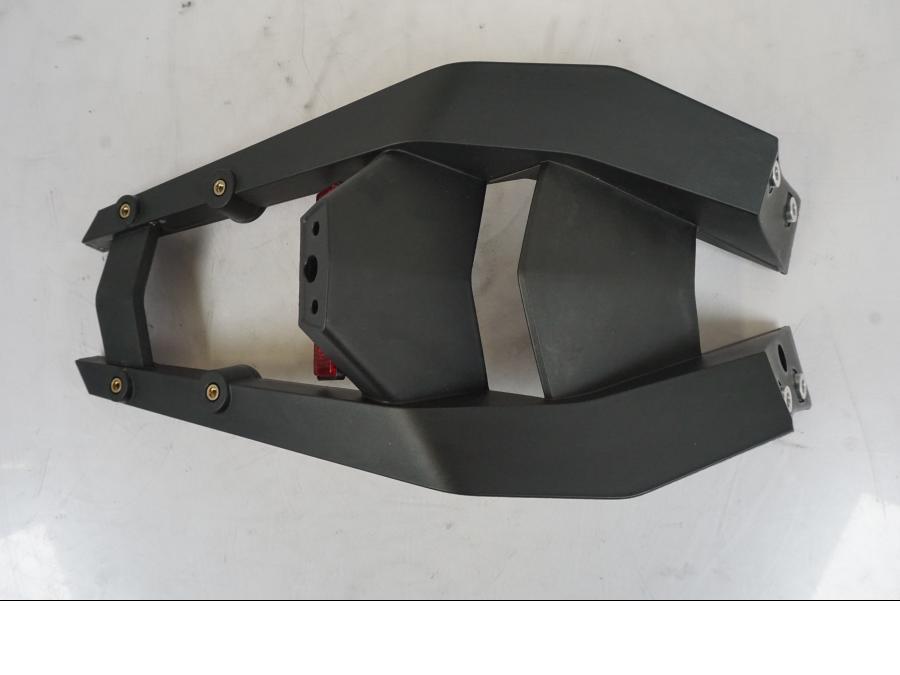 Höger sida på Skylthållare från en KTM 1290 Super Duke -2019 motorcykel.