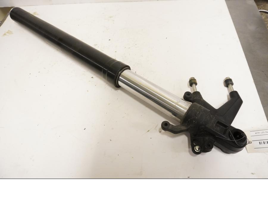 Framsidan på Gaffelben från en KTM 125 Duke -2013 motorcykel.