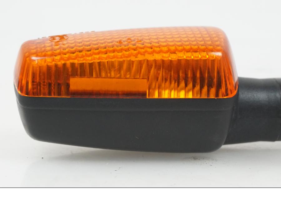 Snett nerifrån på Blinkers från en Yamaha XJ 900 -1997 motorcykel.