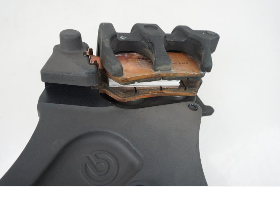 Höger sida på Bromsok från en Triumph Rocket III -2006 motorcykel.