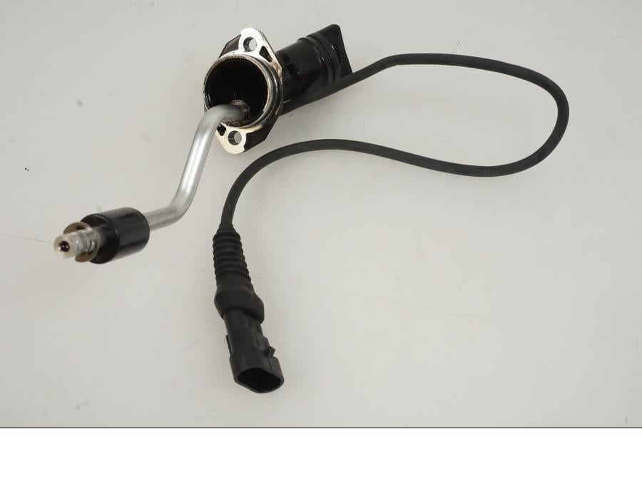 Framsidan på Oljenivågivare från en KTM 1290 Super Duke -2019 motorcykel.