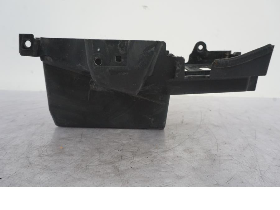 Baksidan på Batterihållare från en Kawasaki Versys 650 -2014 motorcykel.