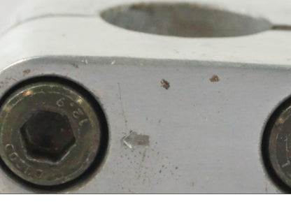 Höger sida på <p>Styrfäste från Yamaha FZ-S 600 1998.</p>

<p>1st. Ytliga repor finns se bilder.</p> motorcykel.