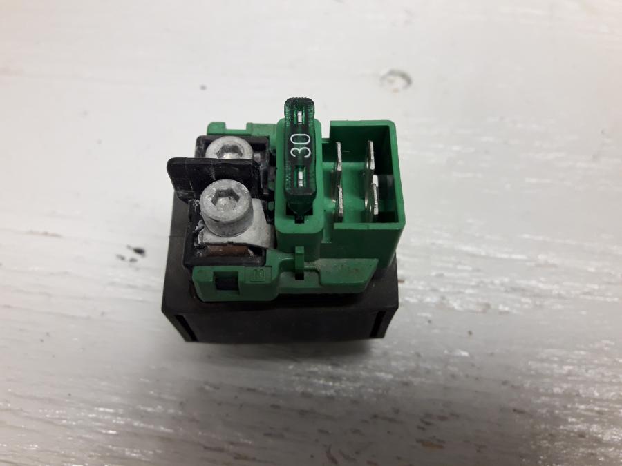 Framsidan på Startrelä från en Honda CB 600 Hornet -2001 motorcykel.