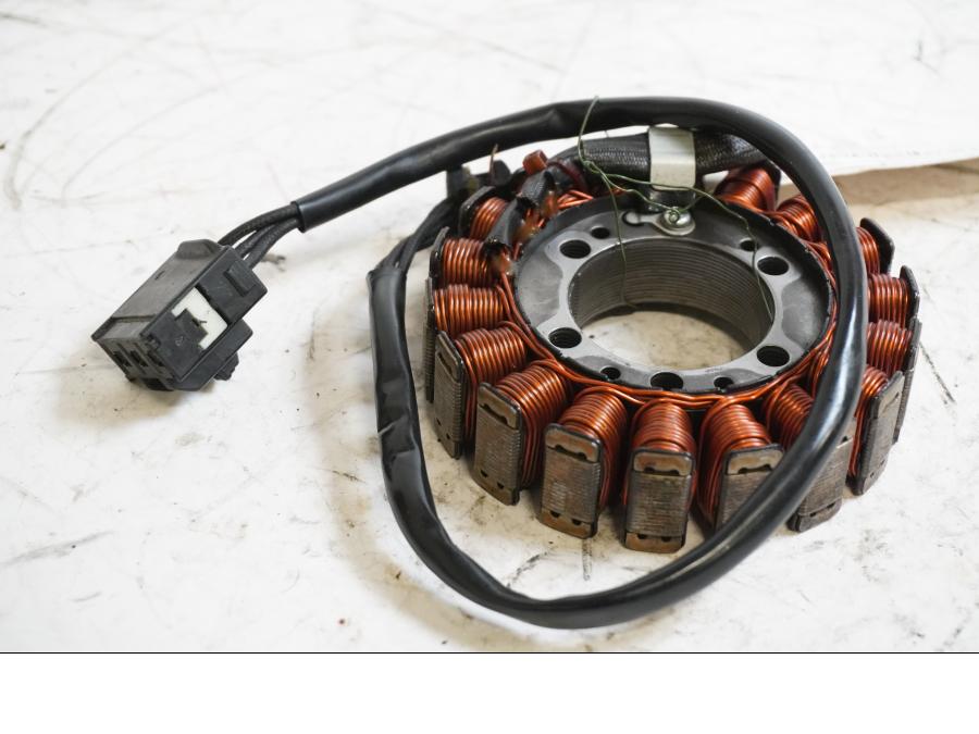 Framsidan på Generator från en Kawasaki Z 750 -2008 motorcykel.