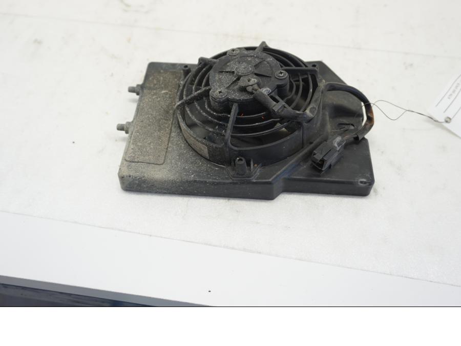 Framsidan på Vattenkylfläkt från en KTM 690 SMCR -2016 motorcykel.