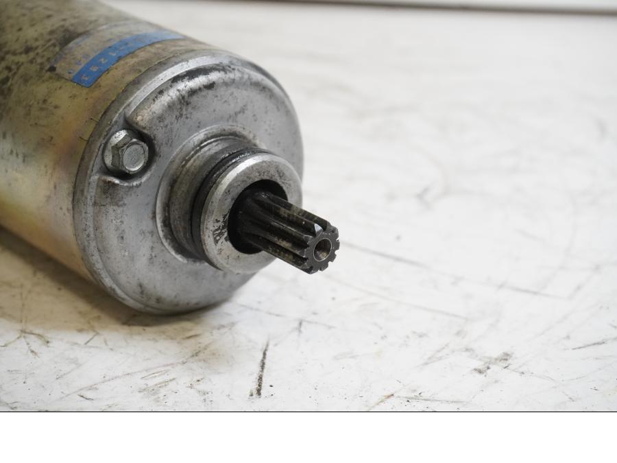 Baksidan på Startmotor från en Kawasaki ZX-9R -1998 motorcykel.