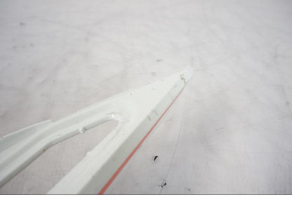 Snett nerifrån på Bakvinge från en KTM 1290 Super Duke -2019 motorcykel.