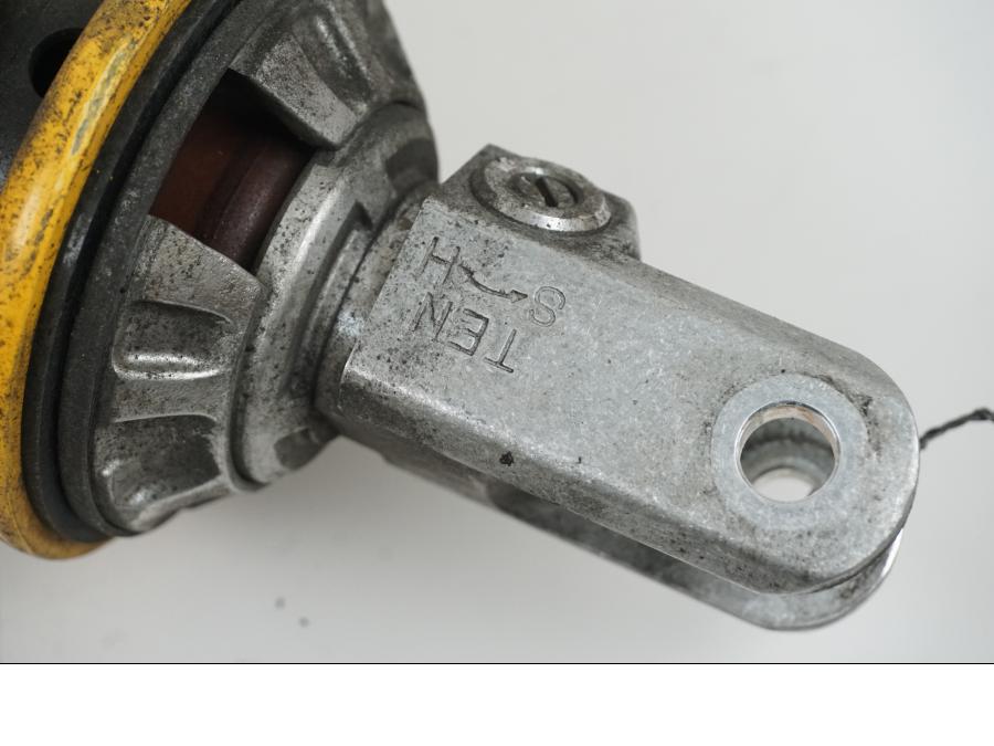 Baksidan på Stötdämpare från en Suzuki GSX-R 1000 -2007 motorcykel.